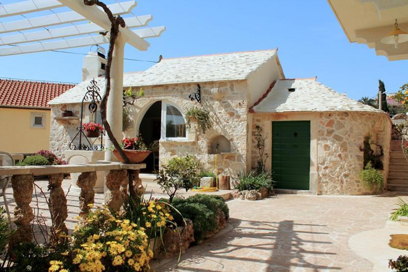 Apartments Nejasmic - Little House For Peaceful And Domestic Vacation Μπολ Εξωτερικό φωτογραφία