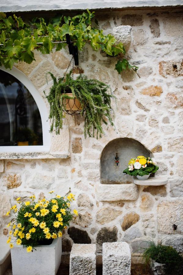 Apartments Nejasmic - Little House For Peaceful And Domestic Vacation Μπολ Εξωτερικό φωτογραφία