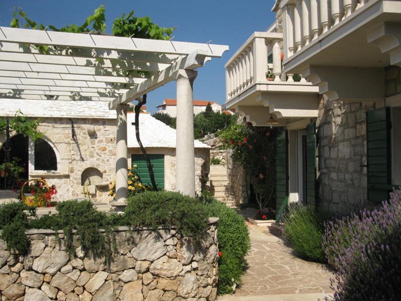 Apartments Nejasmic - Little House For Peaceful And Domestic Vacation Μπολ Εξωτερικό φωτογραφία