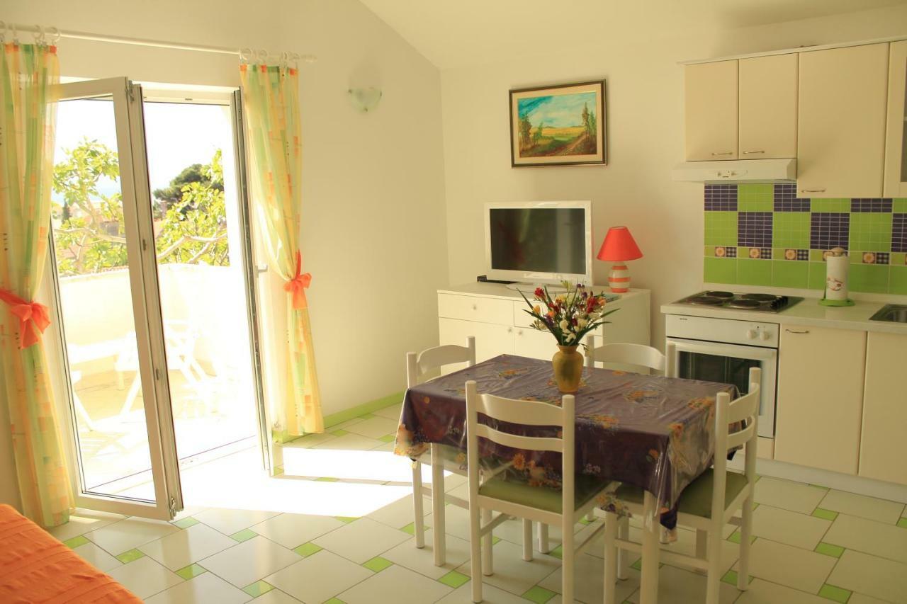 Apartments Nejasmic - Little House For Peaceful And Domestic Vacation Μπολ Εξωτερικό φωτογραφία